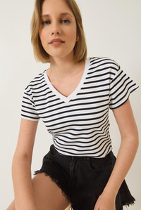 V Yaka Çizgili Rahat Kalıp Basic T-Shirt 60283205 - Siyah-Beyaz
