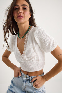 V Yaka Fisto Detaylı Bürümcük Kısa Kollu Crop Bluz 2231 60284051 - Beyaz