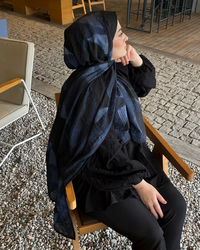 Siyah Karan Desenli Müslin Şal
