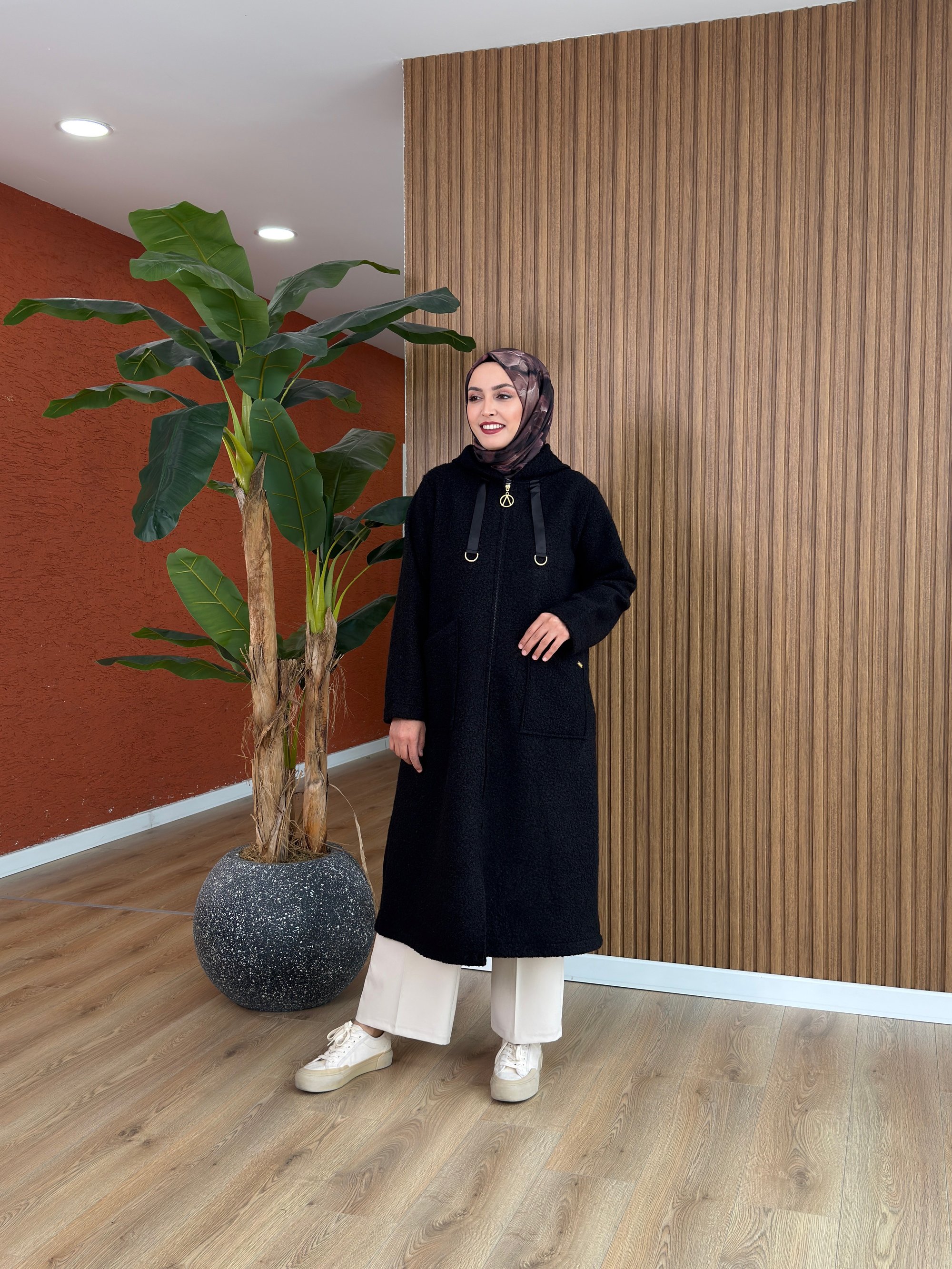 Dila Kuzu Kap-Siyah