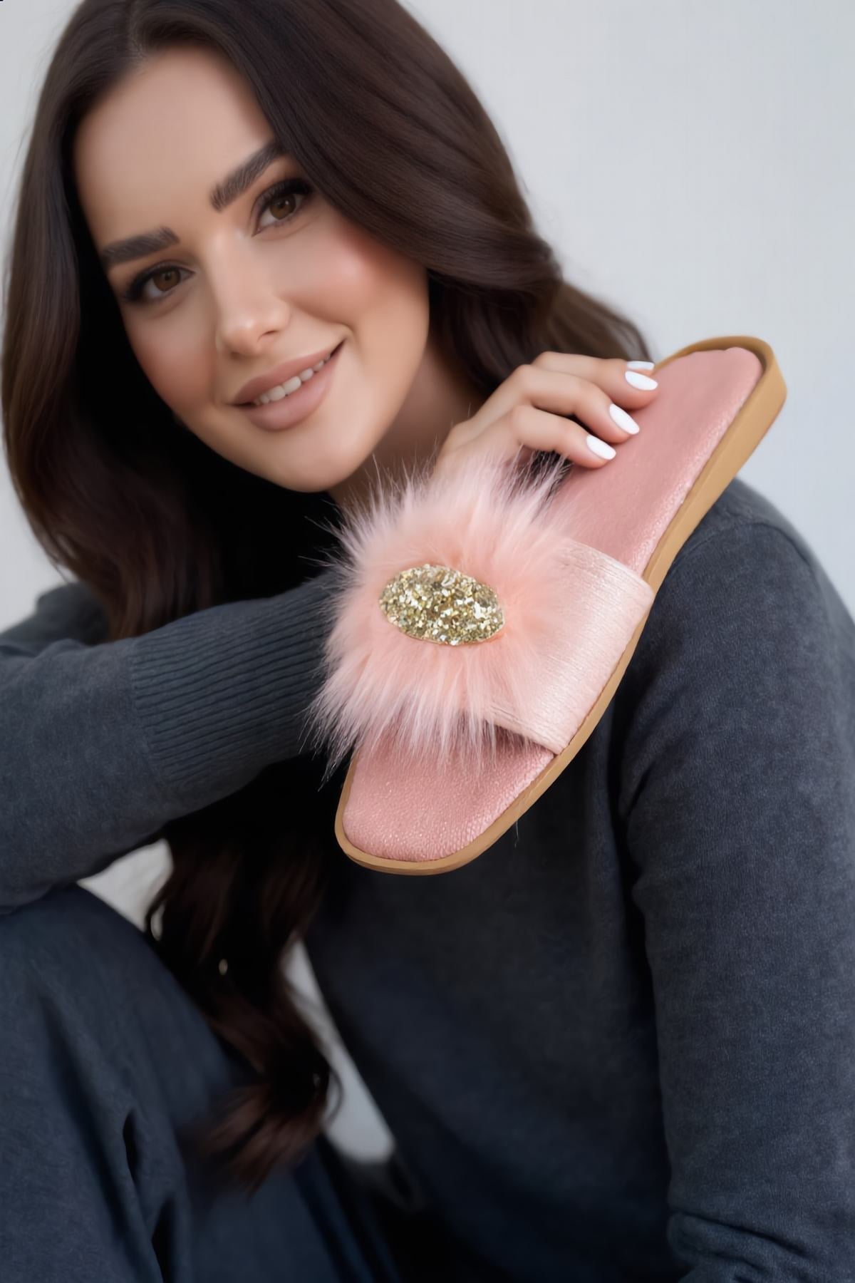 Toka Detaylı Pembe Tüylü Rahat Kadın Ev Terliği