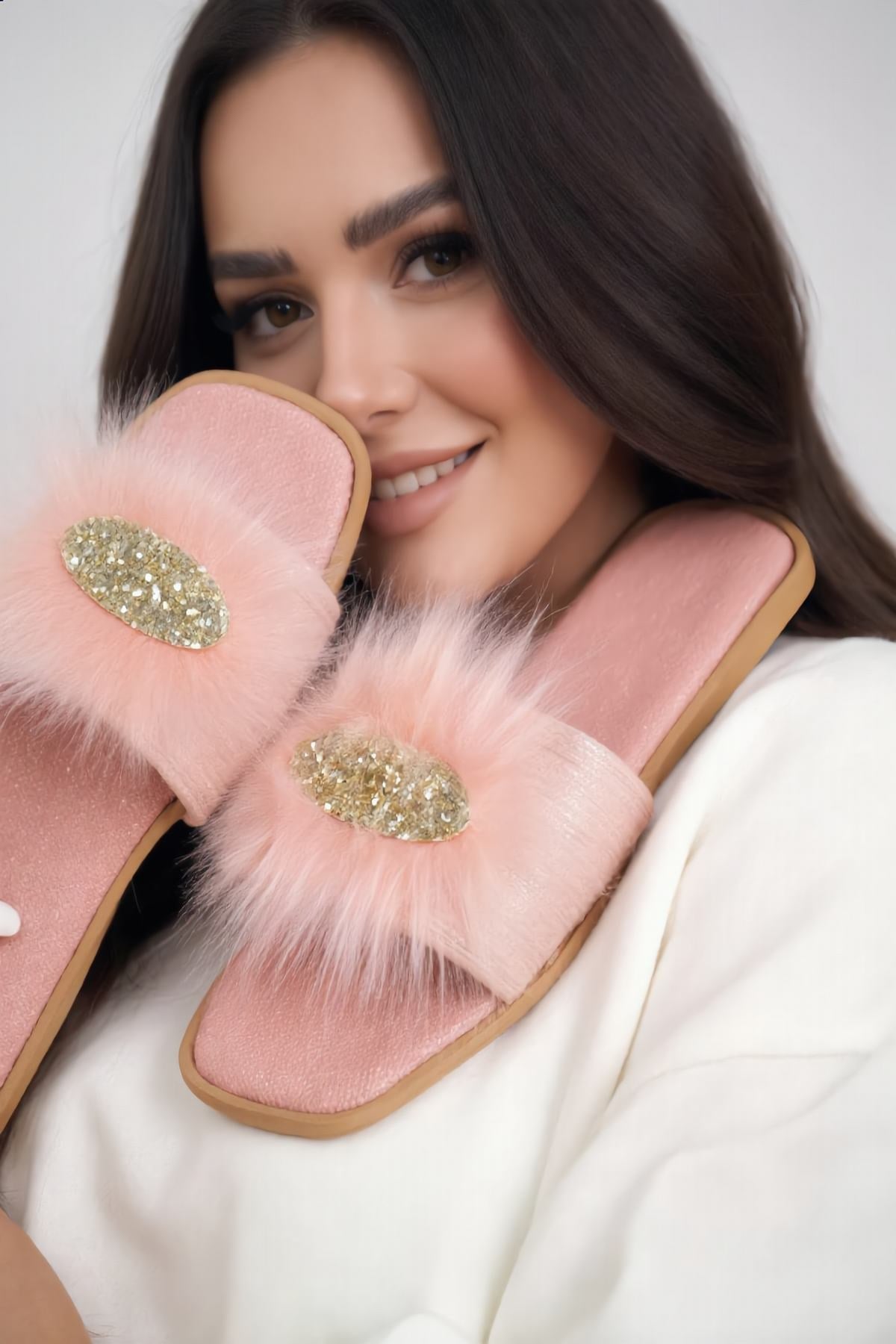 Toka Detaylı Pembe Tüylü Rahat Kadın Ev Terliği