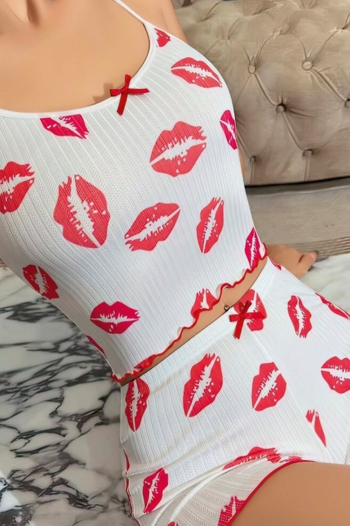 Beyaz Kalp Desenli Şortlu Pijama Takımı