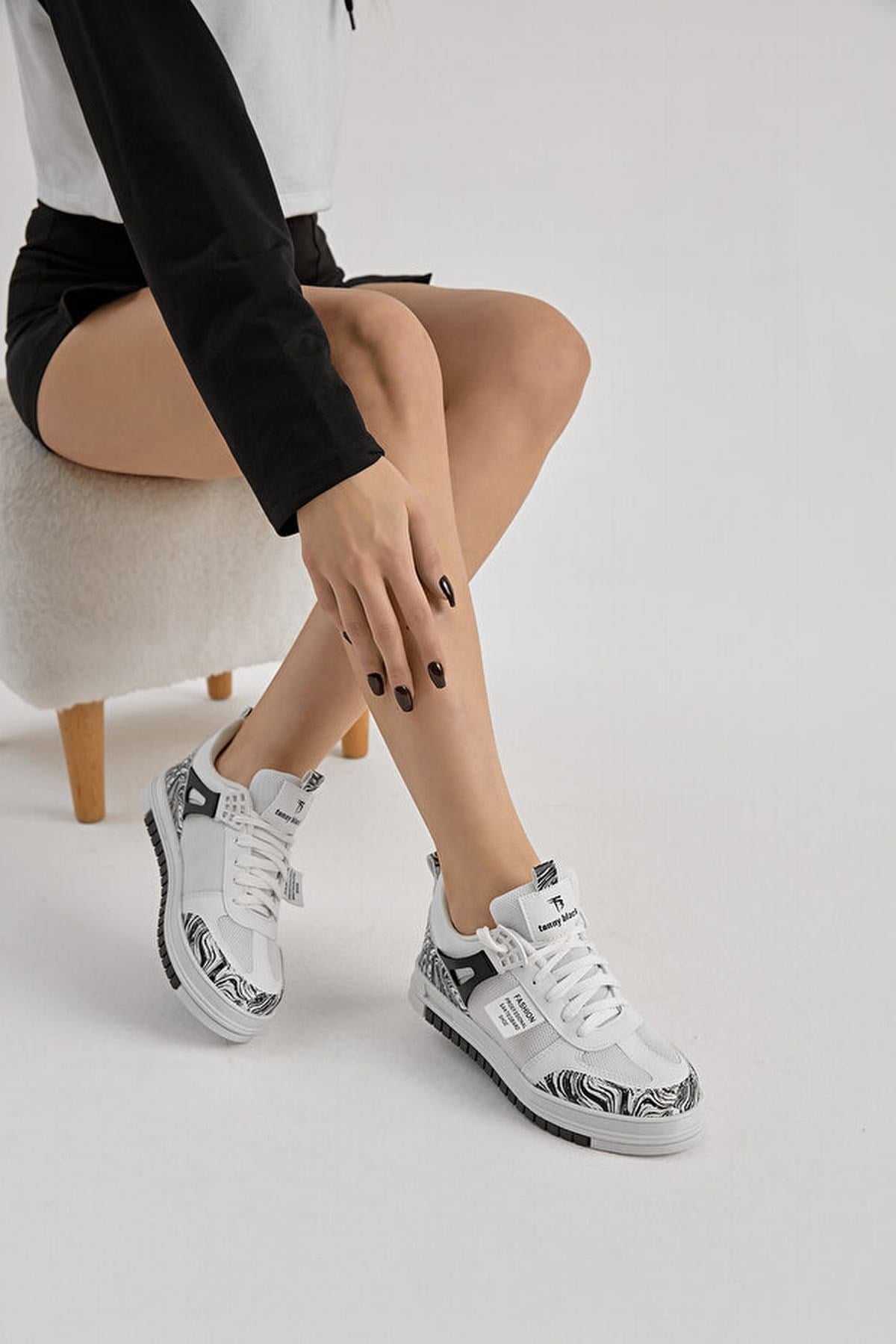 Beyaz Siyah Dokulu Unisex Spor Ayakkabı 1 Beden Büyük Alıınız