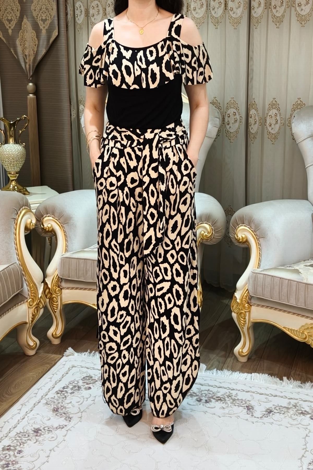 Desenli Kahverengi Omuz Dekolteli Beli Kuşaklı Paçaları Yırtmaçlı Cepli Desenli Bluz Şalvar Pantolon Takımı ikili Takım 50 Kilodan 100 Kiloya Kadar Olur