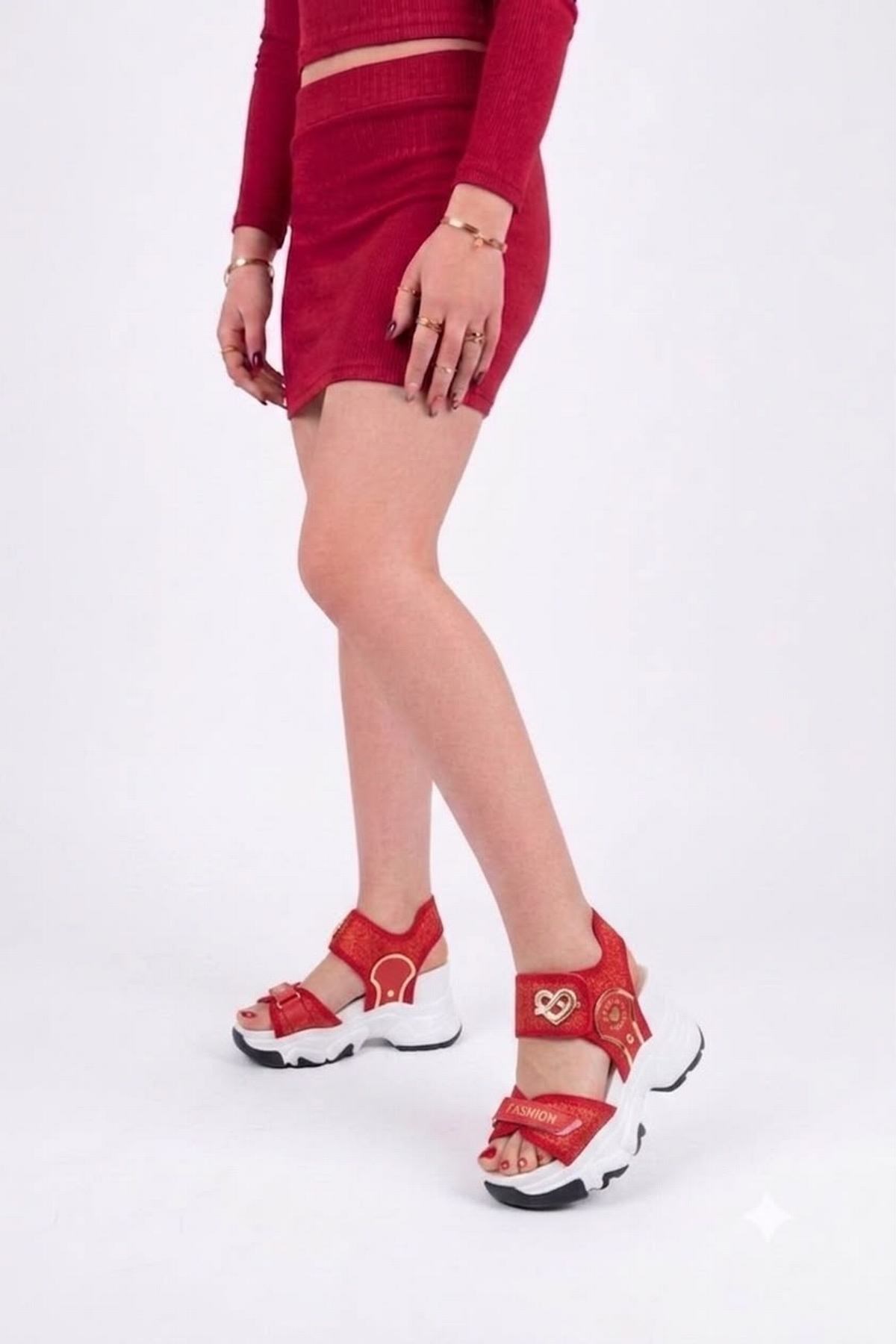Kırmızı Kalpli Tokalı Cırtlı 10 CM Topuklu Kadın Spor Sandalet