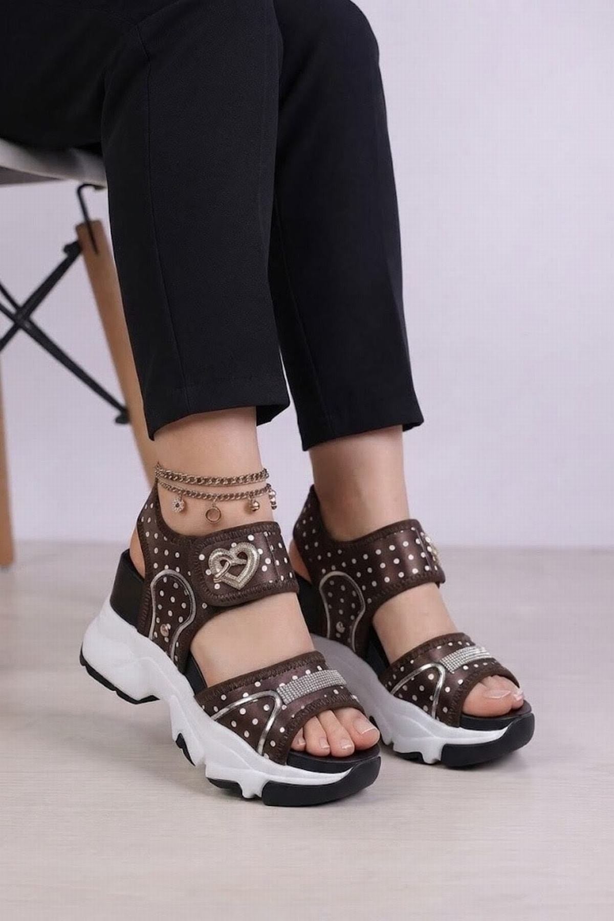 Kahverengi Puantiyeli Kalp Tokalı ve Taş Detaylı 10 CM Topuklu Kadın Spor Sandalet