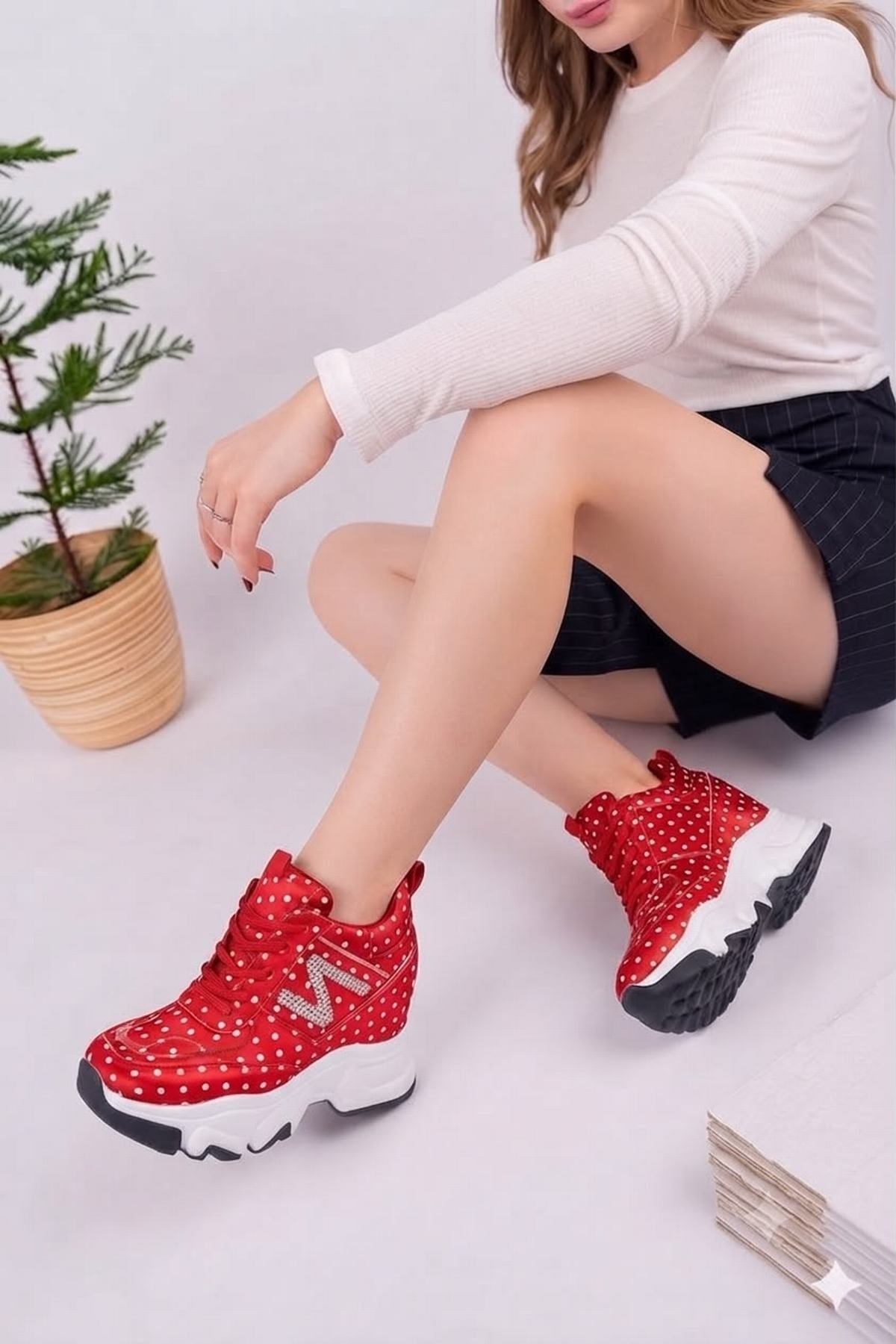 Kırmızı Noktalı Benekli Puantiye Desenli 10 CM Gizli Topuklu Kadın Spor Ayakkabı