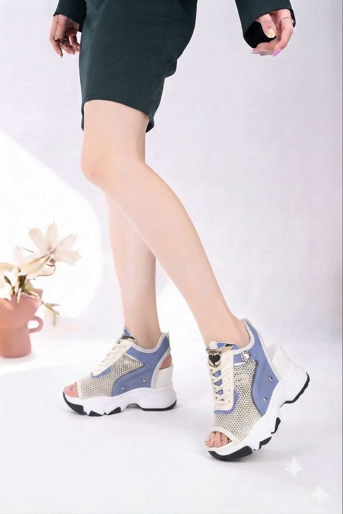 Mavi Fileli ve Bağcıklı Burnu Açık 10 CM Topuklu Kadın Spor Sandalet