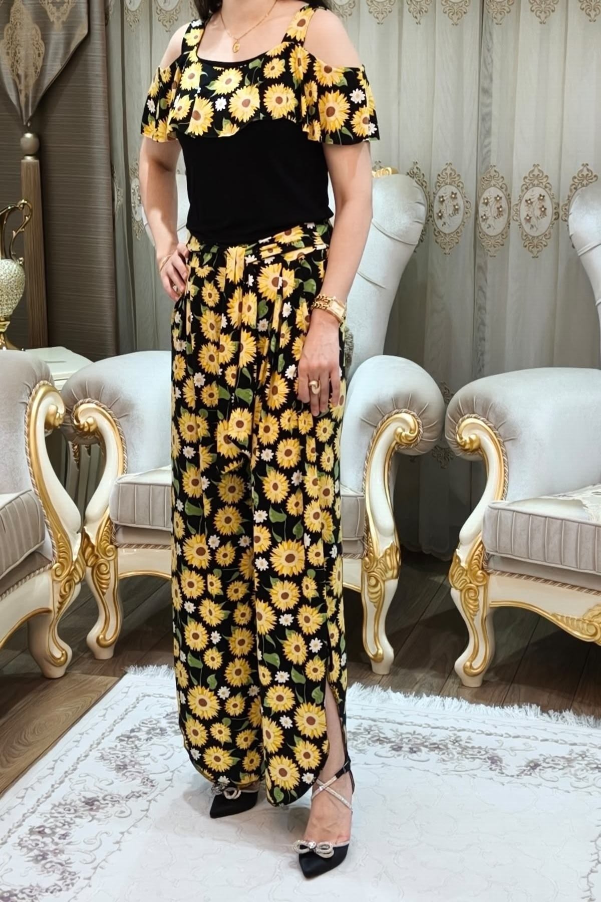 Sarı Papatya Desenli Omuz Dekolteli Beli Kuşaklı Paçaları Yırtmaçlı Cepli Desenli Bluz Şalvar Pantolon Takımı ikili Takım 50 Kilodan 100 Kiloya Kadar Olur