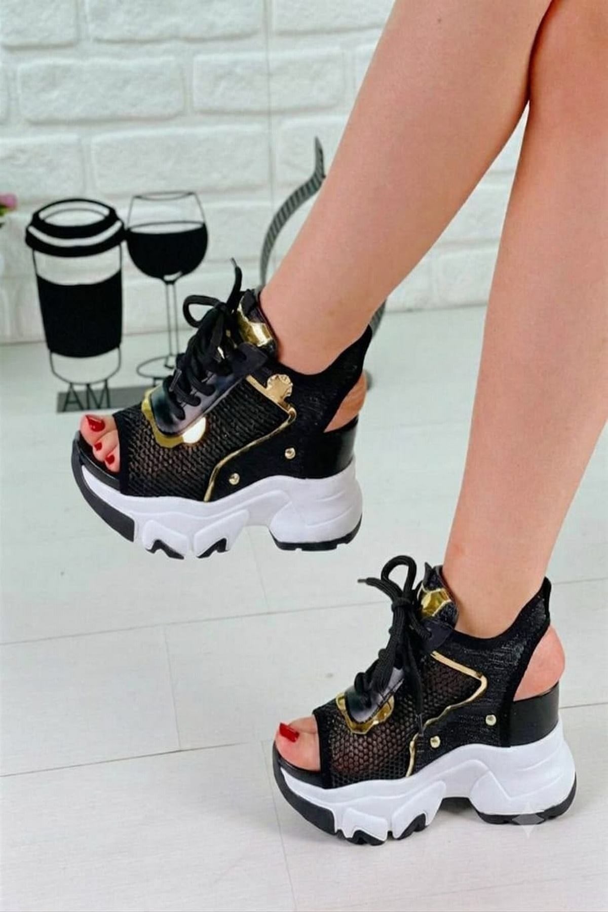 Siyah Fileli ve Bağcıklı Burnu Açık 10 CM Topuklu Kadın Spor Sandalet