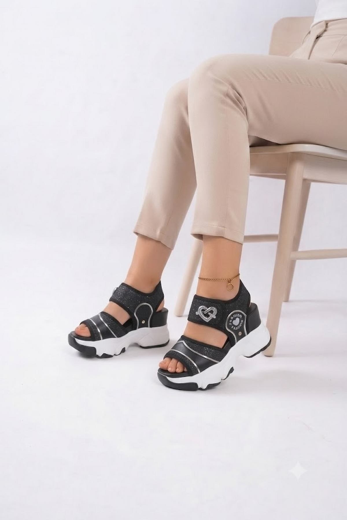Siyah Kalpli Tokalı 10 CM Topuklu Kadın Spor Sandalet