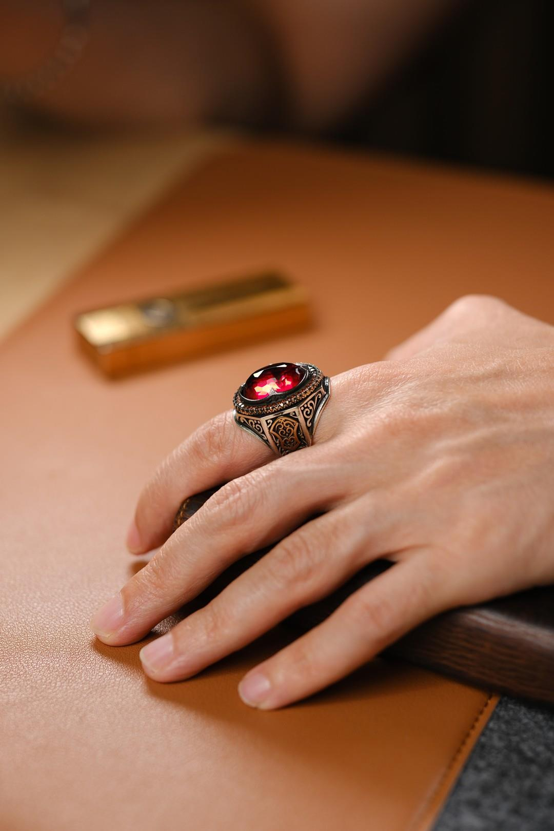 Çelebi Serisi El İşçiliği Kırmızı Taşlı 925 Ayar Gümüş Yüzük