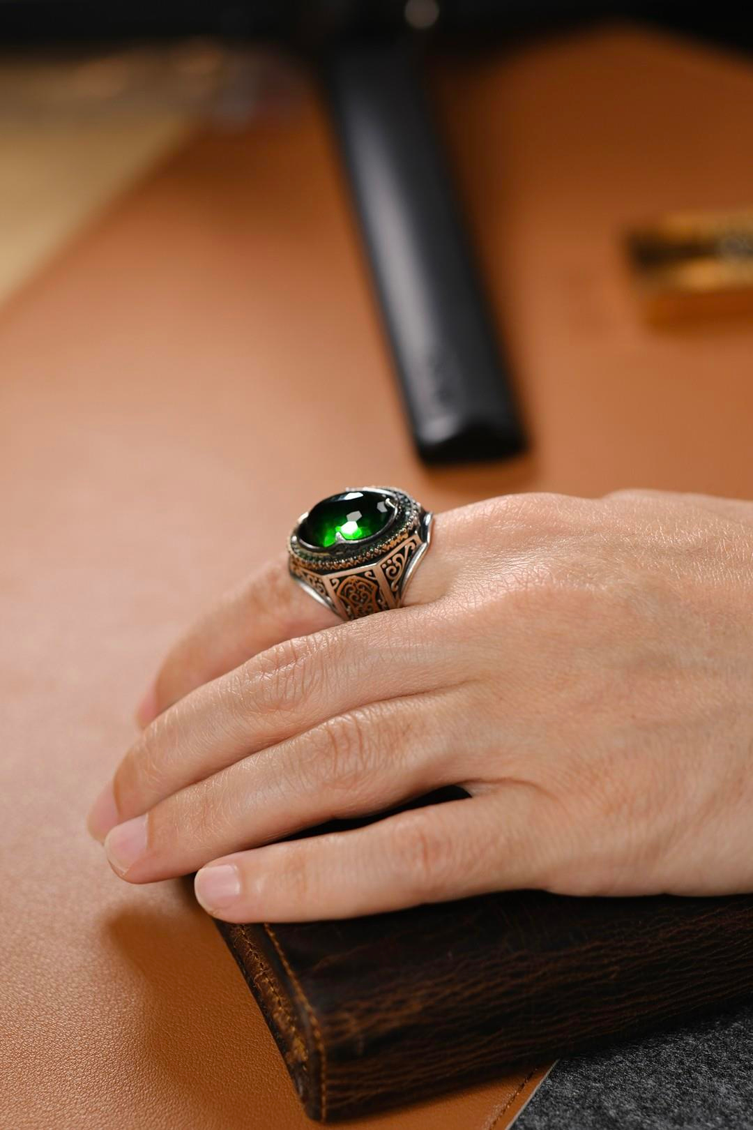 Çelebi Serisi El İşçiliği Yeşil Taşlı 925 Ayar Gümüş Yüzük