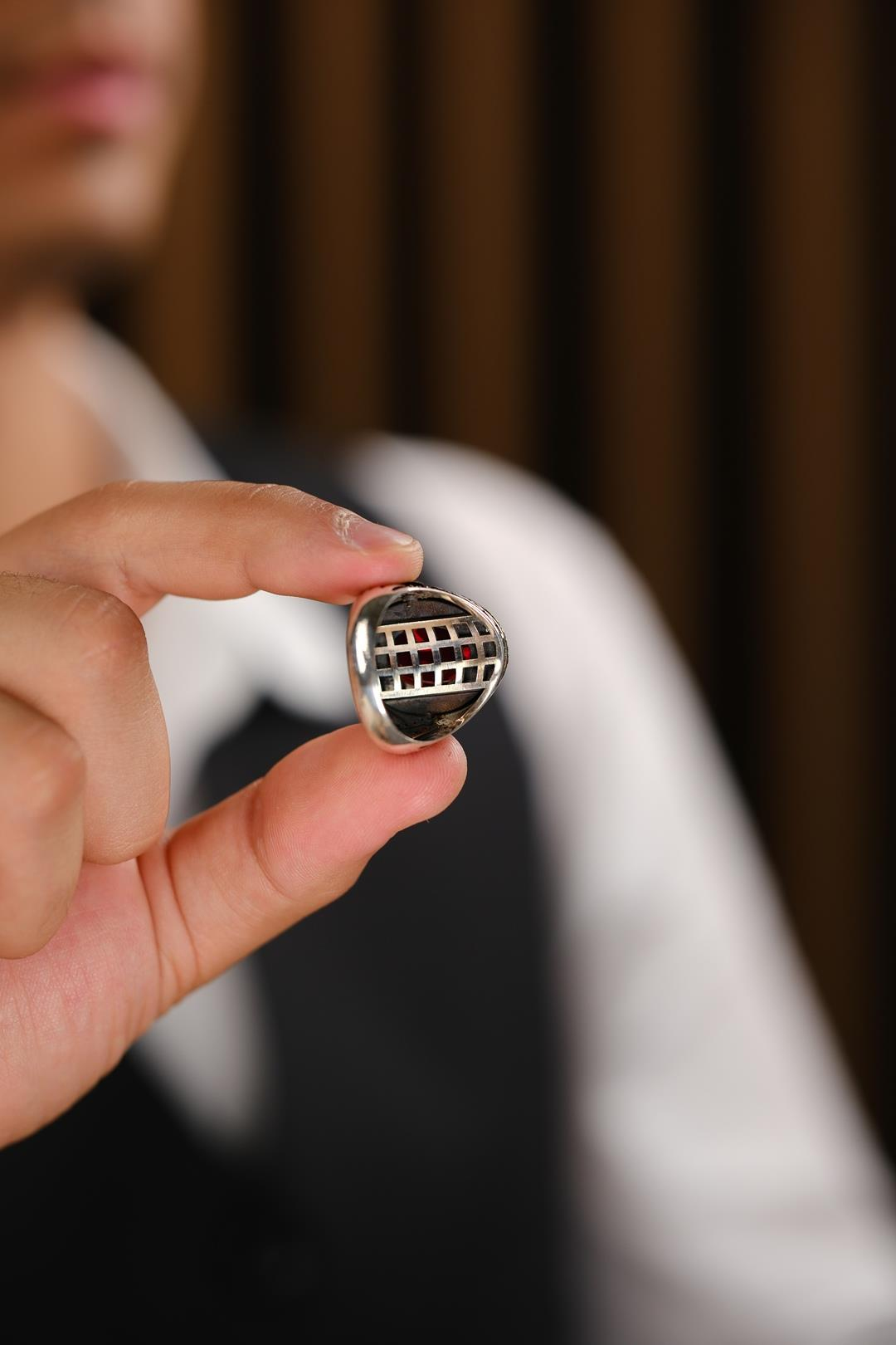 Cihandar Serisi El İşçiliği Kırmızı Taşlı 925 Ayar Gümüş Yüzük