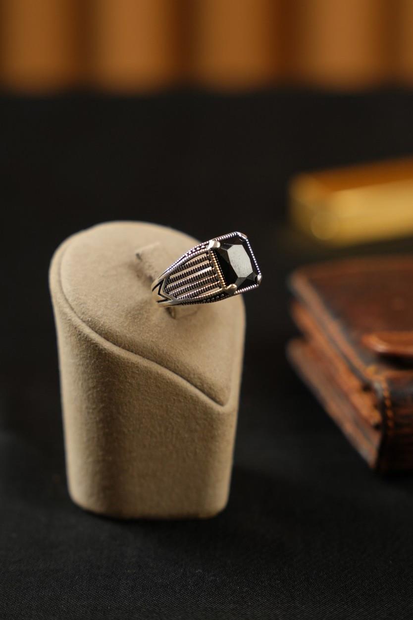 El işçiliği Zarif Tasarım Siyah Taşlı Gümüş Yüzük