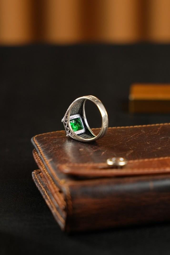 El işçiliği Zarif Tasarım Yeşil Taşlı Gümüş Yüzük