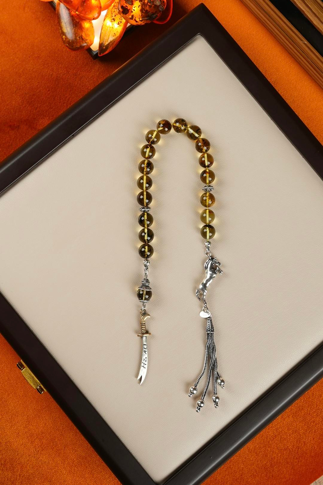 Gümüş At Figürü ve Zülfikar Tasarım Orjinal Fosilli Damla Kehribar Zaza Tesbih