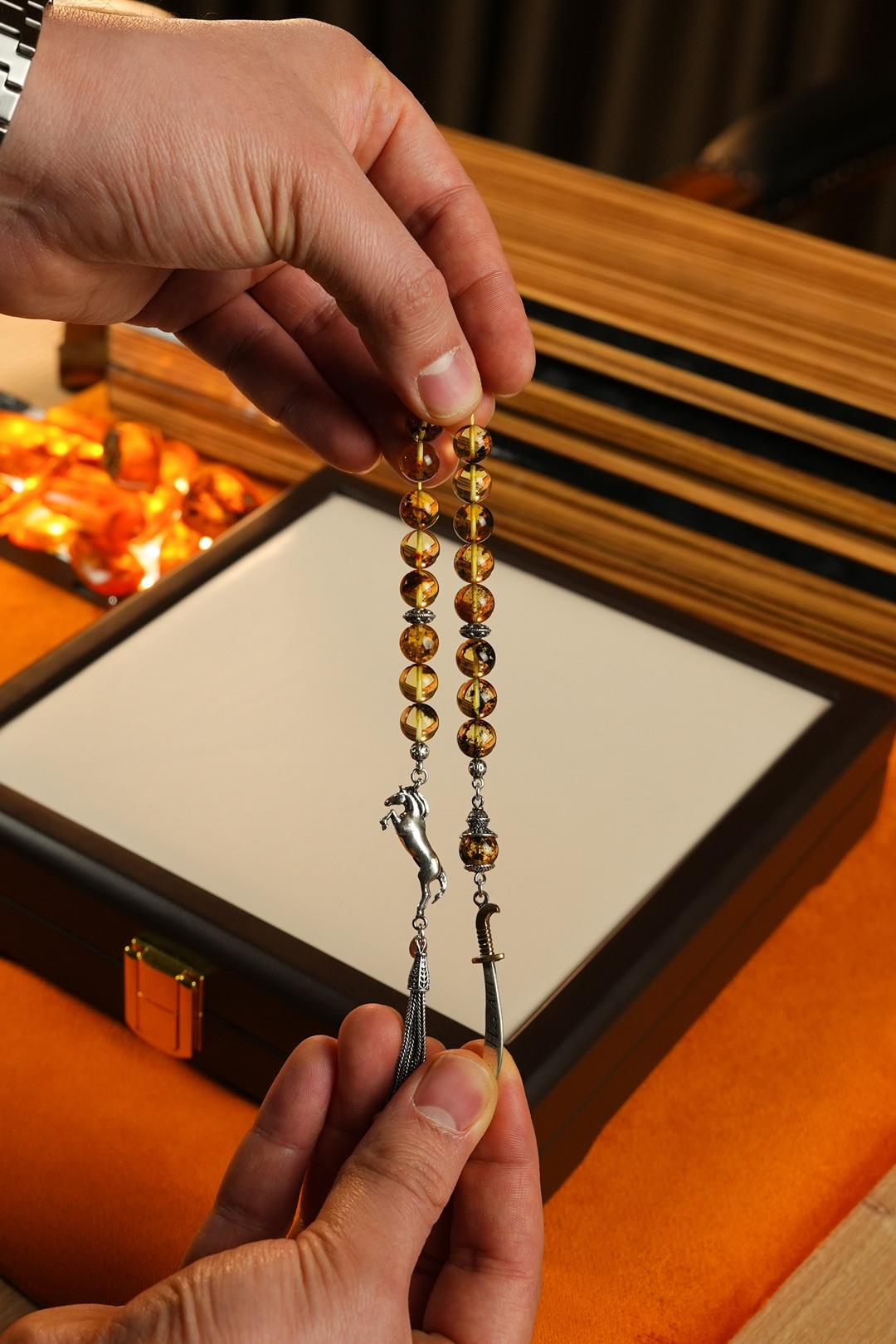 Gümüş At Figürü ve Zülfikar Tasarım Orjinal Fosilli Damla Kehribar Zaza Tesbih