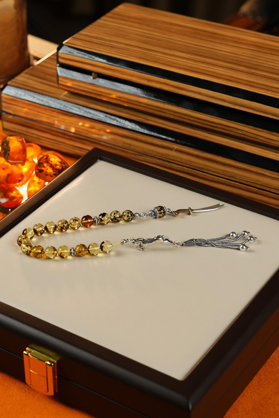 Gümüş At Figürü ve Zülfikar Tasarım Orjinal Fosilli Damla Kehribar Zaza Tesbih