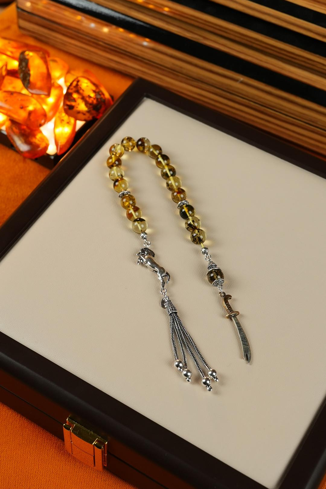 Gümüş At Figürü ve Zülfikar Tasarım Orjinal Fosilli Damla Kehribar Zaza Tesbih