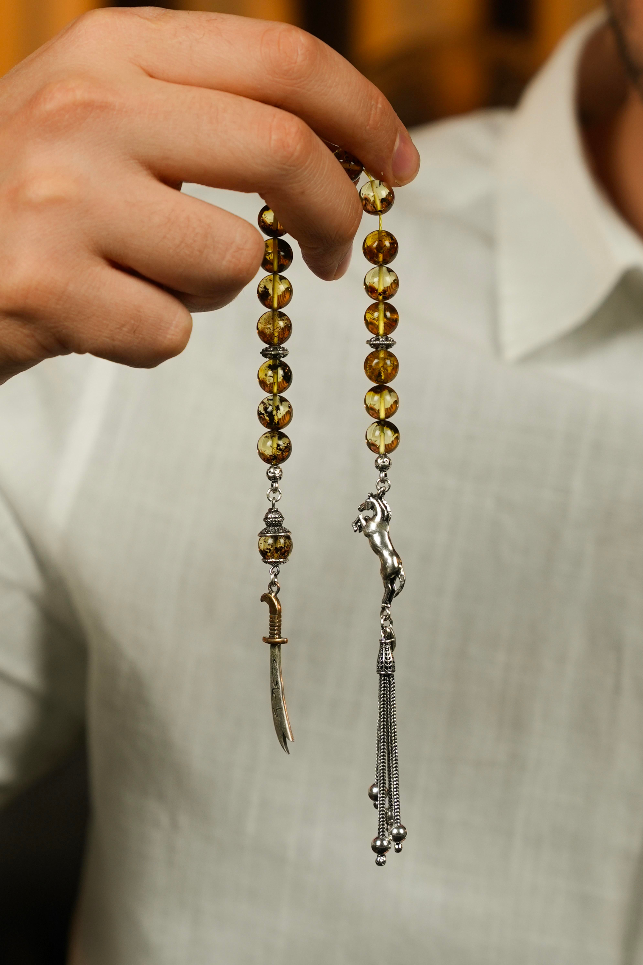 Gümüş At Figürü ve Zülfikar Tasarım Orjinal Fosilli Damla Kehribar Zaza Tesbih