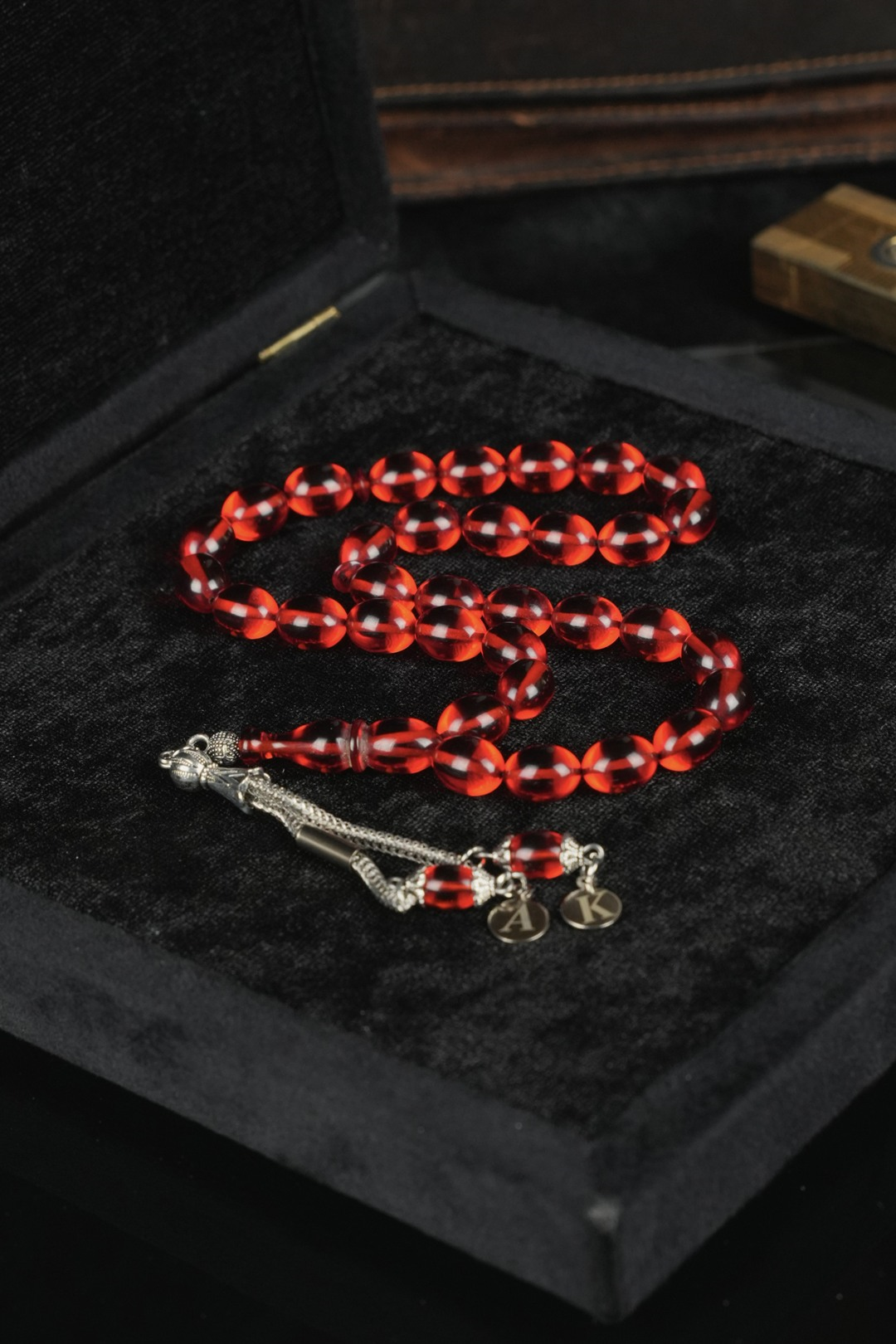 Kişiye Özel Harfli Metal Tasarım Kırmızı Sıkma Kehribar Tesbih