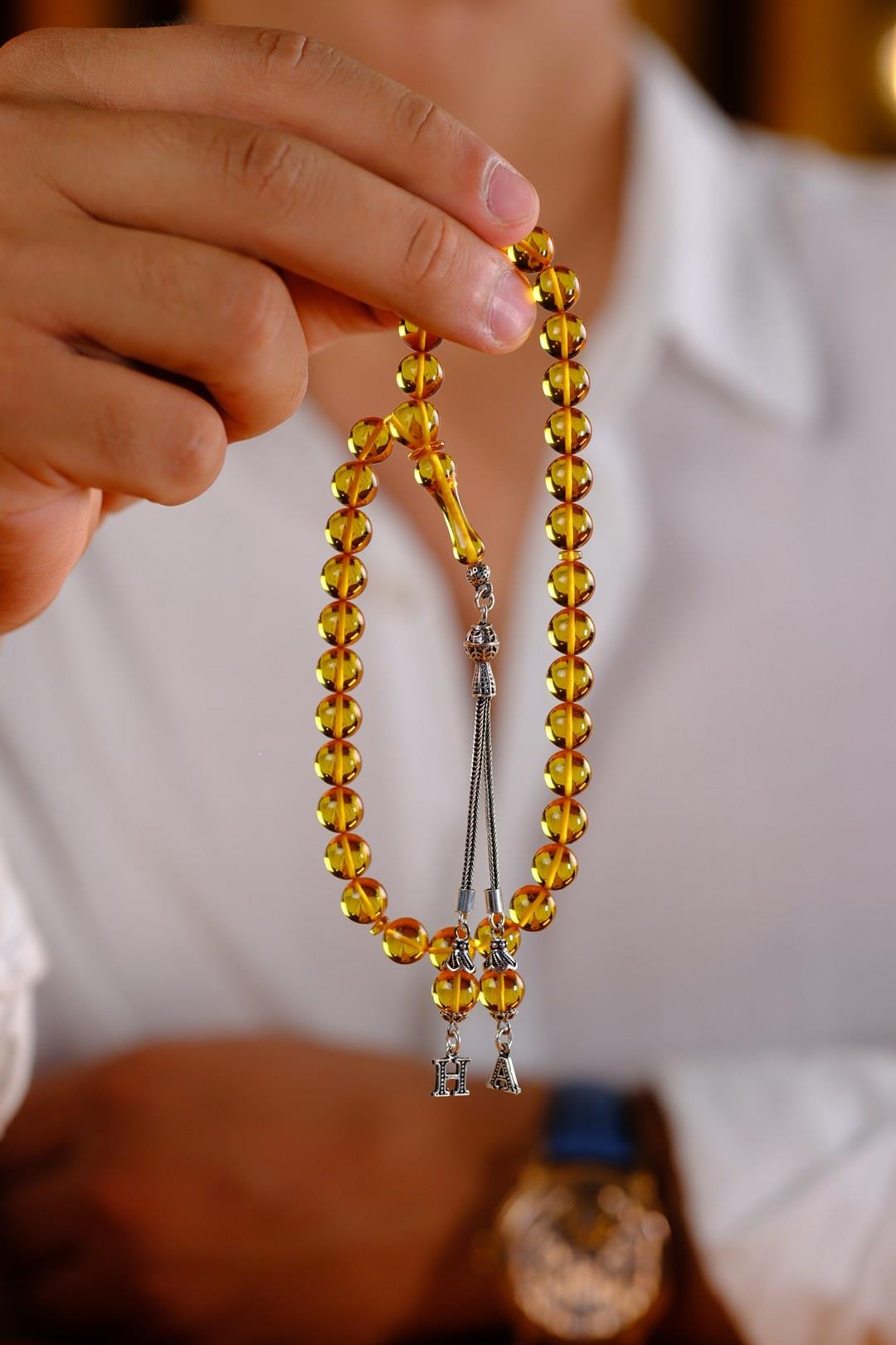 Premium Kutulu Kişiye Özel Gümüş Harf Tasarımlı Sarı Ateş-i Kehribar Tesbih