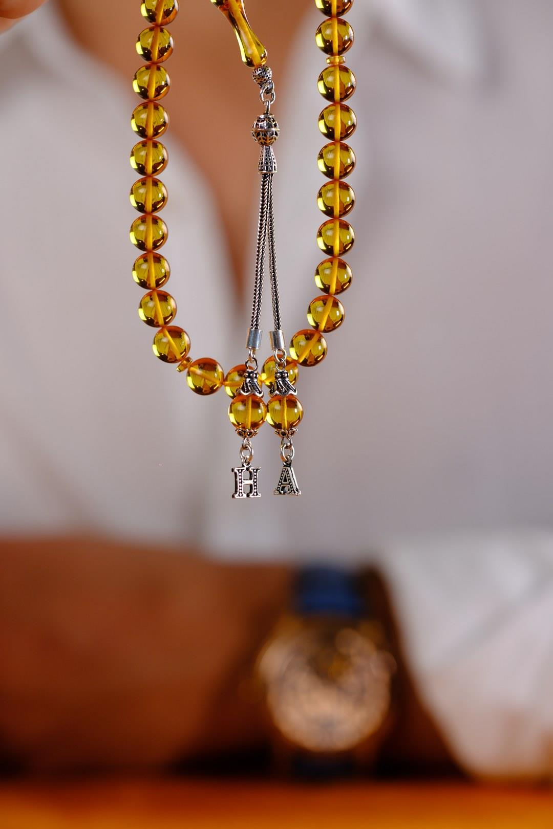 Premium Kutulu Kişiye Özel Gümüş Harf Tasarımlı Sarı Ateş-i Kehribar Tesbih