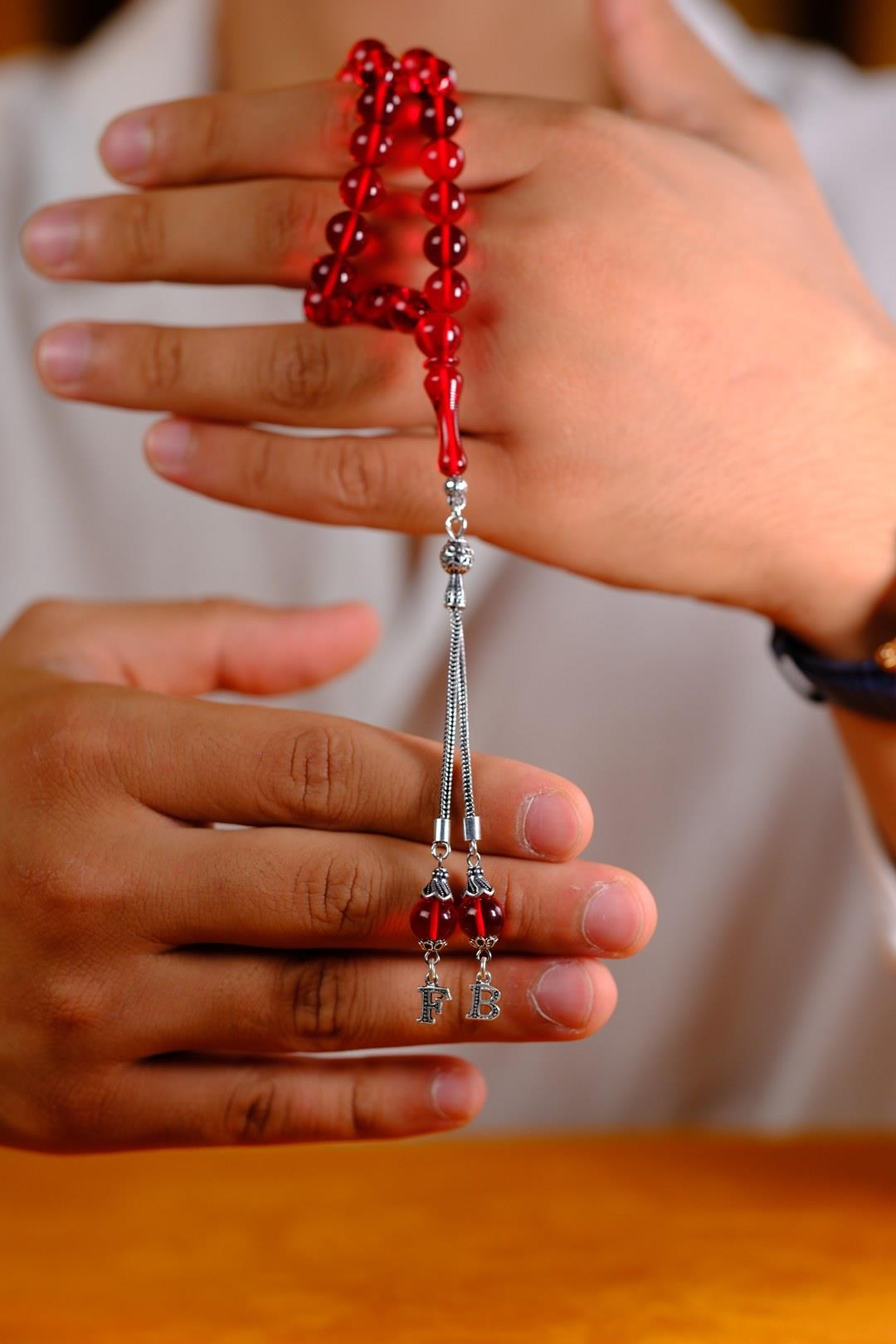 Premium Kutulu Kişiye Özel Gümüş Harf Tasarımlı Kırmızı Ateş-i Kehribar Tesbih