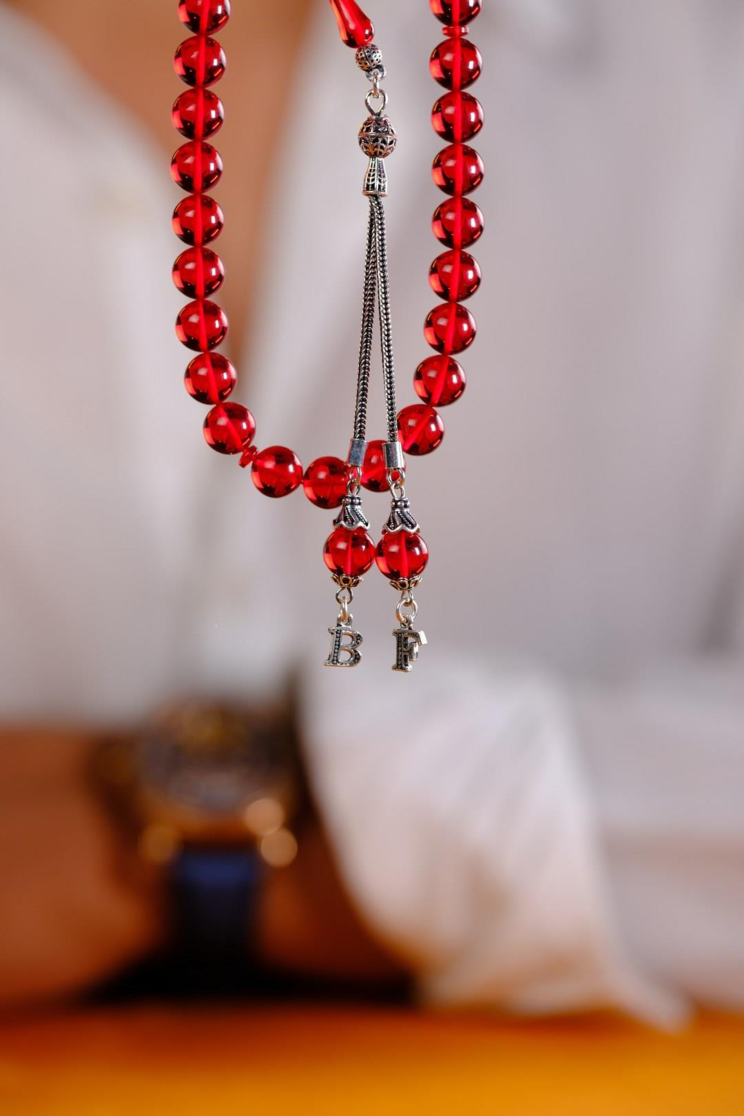 Premium Kutulu Kişiye Özel Gümüş Harf Tasarımlı Kırmızı Ateş-i Kehribar Tesbih