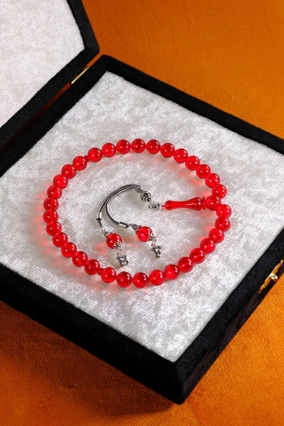 Premium Kutulu Kişiye Özel Gümüş Harf Tasarımlı Kırmızı Ateş-i Kehribar Tesbih