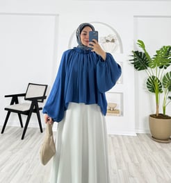 5756-ağaç kabuğu kumaş-yaka fırfır ve pile detaylı bluz-mavi