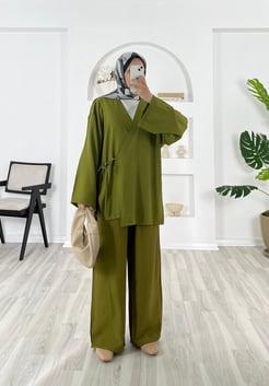 5896-çilek kumaş-yandan bağlamalı pantolonlu kimono takım-yağ yeşili
