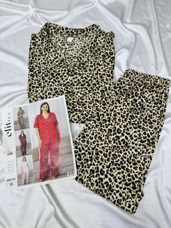 Ç8498 - MİLAN KUMAŞ GÖMLEK YAKA LEOPARLI PİJAMA TAKIMI - 