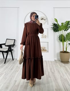 2147-ayrobin kumaş-fırfır detaylı kol ucu lastikli elbise-acı kahve