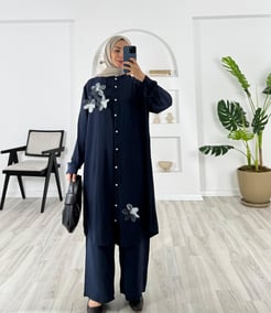 7203-ayrobin kumaş-süs çiçek detaylı pantolonlu takım-lacivert