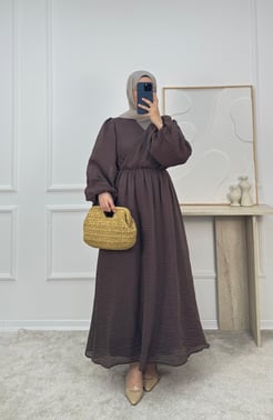 0937-organze kumaş lastikli önü çapraz elbise-kahve