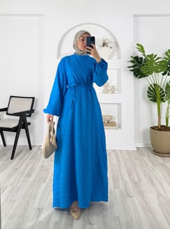 3782-gofre kumaş-kemerli elbise-saks mavisi