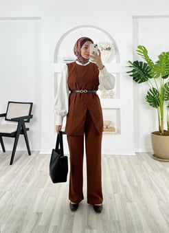 9917-dabıl kumaş asimetrik kesim kemerli pantolonlu takım acı kahve
