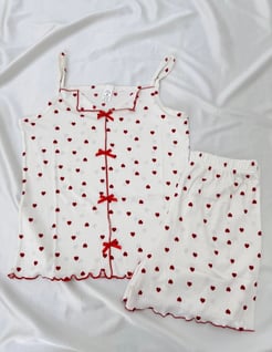 ç8684-şortlu ip askılı kırmızı kalpli pijama takımı-beyaz