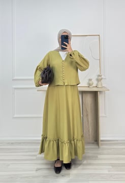 1882-dubai kumaş-kol bağcıklı boydan düğmeli eteği fırfır detaylı takım-yağ yeşili