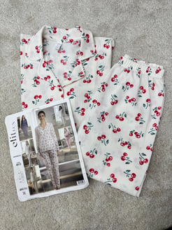 ç8613-bürümcük kumaş gömlek yaka kiraz desenli pijama takımı-beyaz