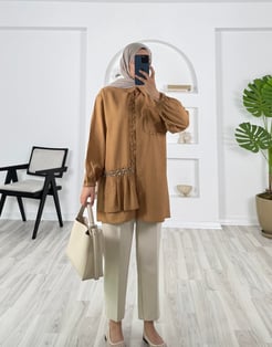 6142-çilek kumaş-boncuk detaylı fırfırlı gömlek-sütlü kahve