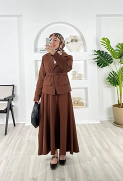4637-dabıl krep kumaş-süs cep detaylı kemerli etekli takım-acı kahve