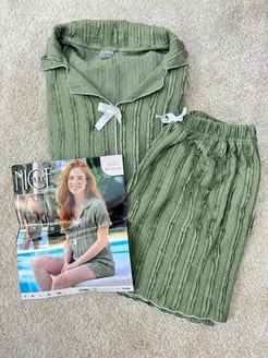 ç6240-bürümcük kumaş şortlu fiyonklu pijama takımı-yeşil