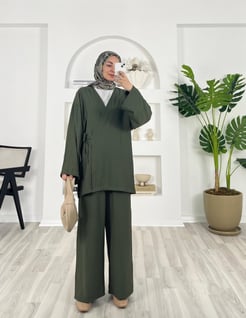 5896-çilek kumaş-yandan bağlamalı pantolonlu kimono takım-zümrüt yeşili