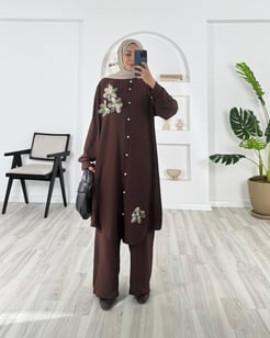 7203-ayrobin kumaş-süs çiçek detaylı pantolonlu takım-acı kahve