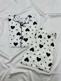ç8691-Kaşkorse  kumaş gömlek yaka uzun kollu pijama takımı kalpli -siyah