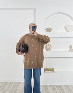 3251 küçük fiyonk nakışlı kazak sütlü-kahve